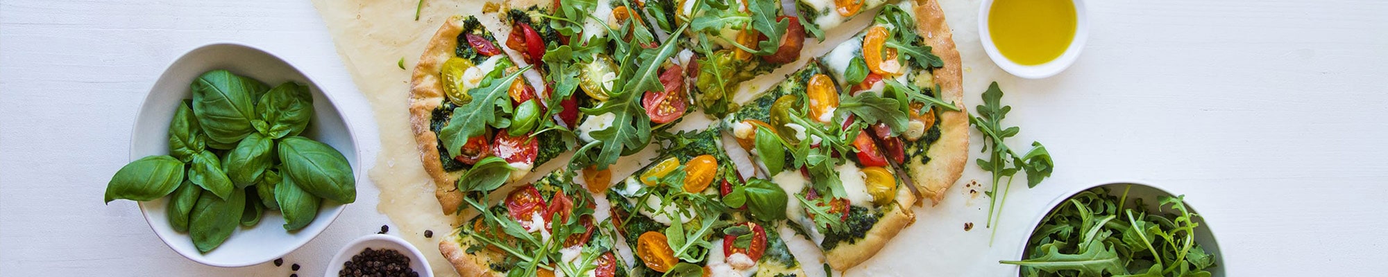 Dinkelpizza mit Rahmspinat, Cherrytomaten und Büffelmozzarella