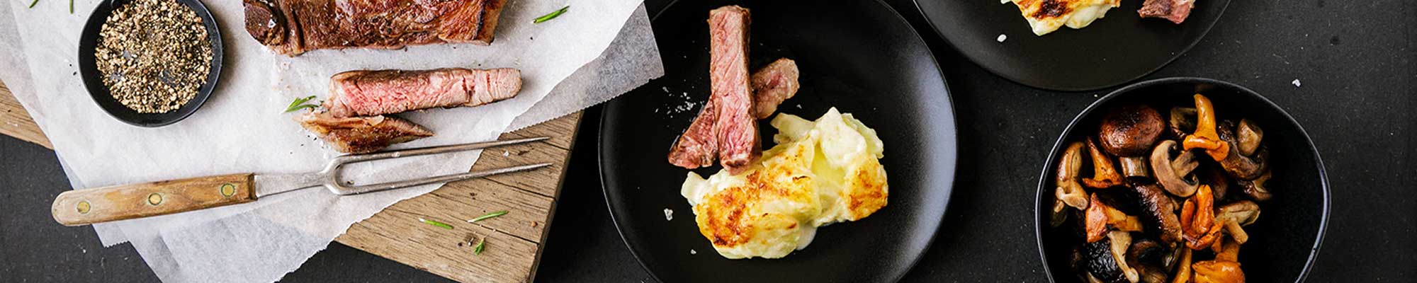 FINDUS Härdöpfelgratin mit Steak, Pilzen und Kräuterbutter