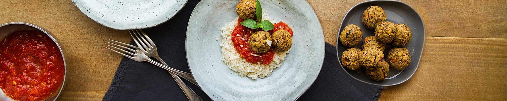 Linsenbällchen mit Tomatensauce und Reis